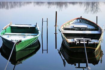 Symbolisch beeld: aangemeerde roeiboten in de winter