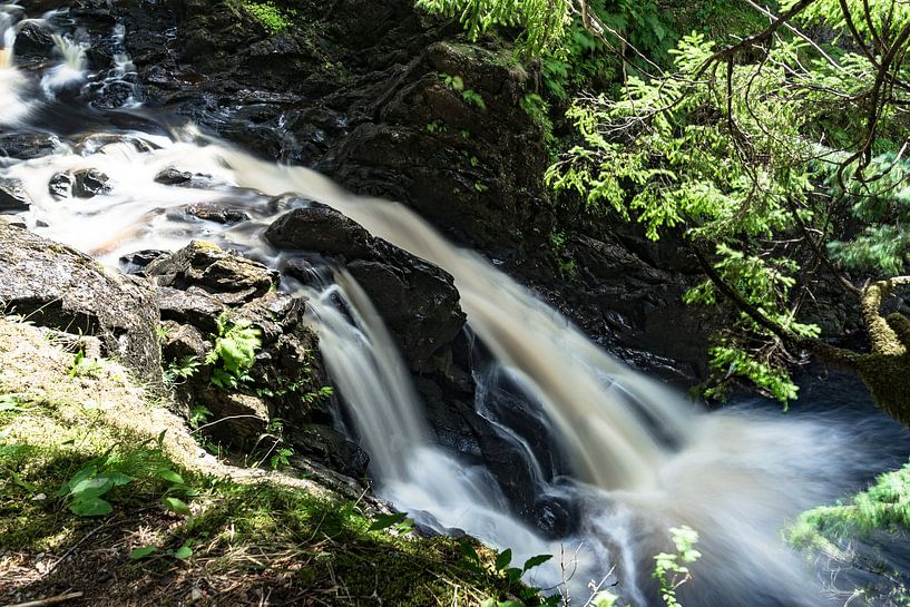 Podda Falls near Glen Affric in Scotland von Floris van Woudenberg