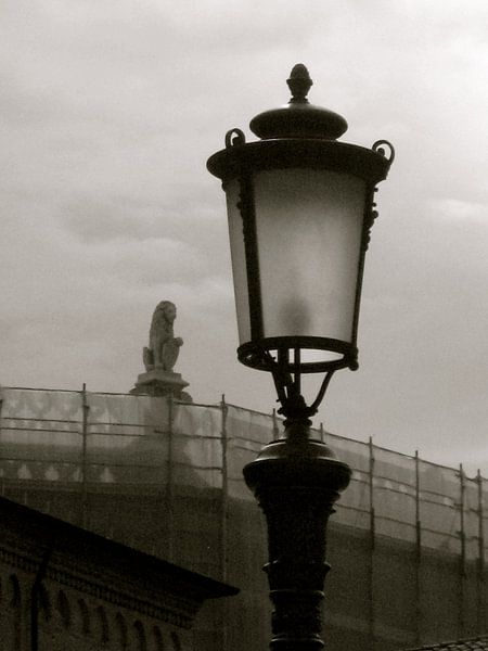 Lantaarn aan de Piazza dei Signori Padua - Italië van Isabelle Val