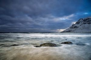 Zwischen Licht und Schneesturm – Uttakleiv Beach