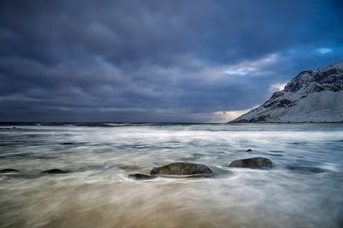 Entre lumière et tempête de neige – Plage d'Uttakleiv