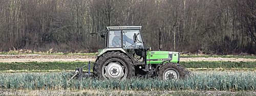 Panoramafoto van een tractor op een preiveld