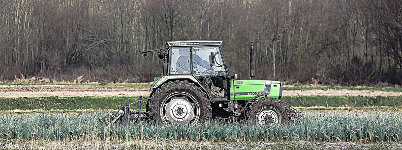 Panorama photo of a tractor on a leek field by Fotografie Jeronimo