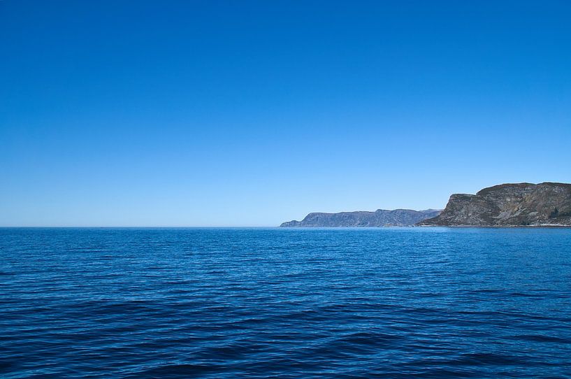 Westkaap in Noorwegen. Fjord en zee met bergen aan de kust van Martin Köbsch