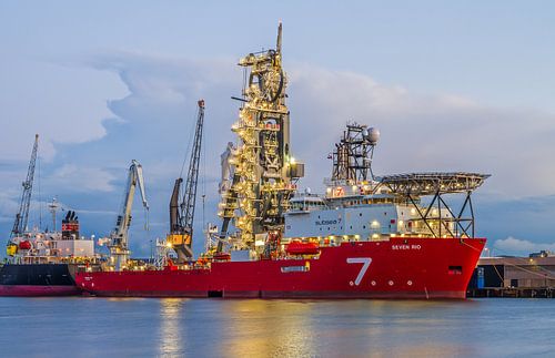 Het offshore schip Seven Rio van Subsea 7 in de Waalhaven in Rotterdam