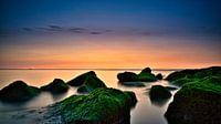 De rotsen tijdens zonsondergang bij de uitwatering van Katwijk aan Zee van Wim van Beelen thumbnail
