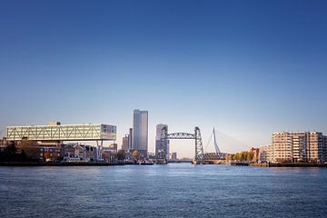 stadsgezicht van Rotterdam met links De Hef en rechts de Erasmusbrug van Tjeerd Kruse