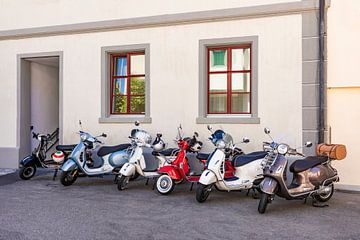 Alte und junge italienische Motorroller