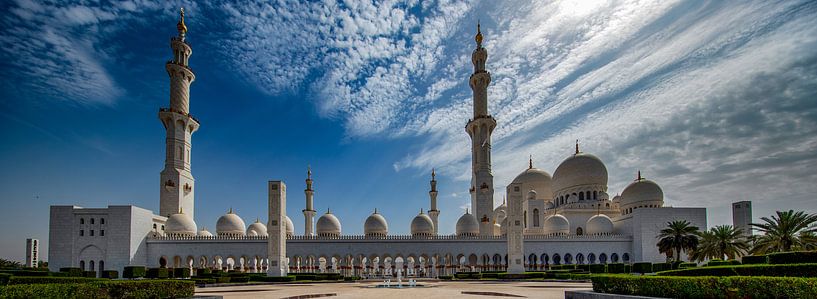 Fountain in front of Sheikh Zayed Mosque in Abu Dhabi by Rene Siebring