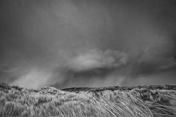 Stormwolken boven de duinen van Zeeland! van Peter Haastrecht, van