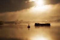 Binnenschip in de mist