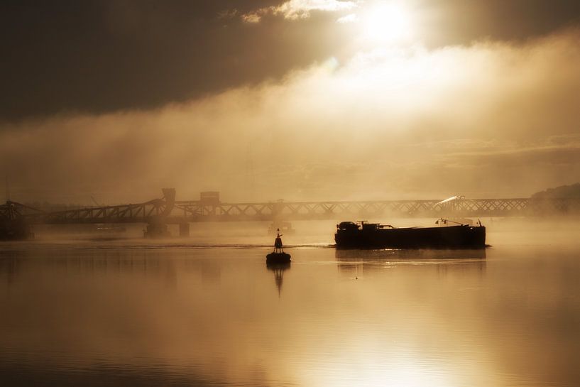 Binnenschip in de mist van Wim Heirbaut