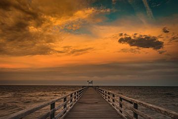 Seebrücke zum Sonnenuntergang von Freya Schiefer