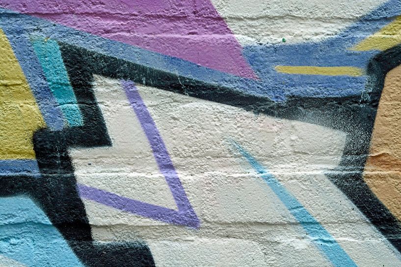 Abstraktes Bild eines Details einer Graffiti-Wand in blauen, gelben und lila Farben von Trinet Uzun