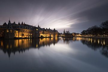 Der Binnenhof in Den Haag spiegelt sich nach Sonnenuntergang im Hofvijver