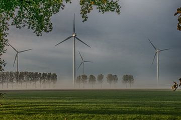 Windmolens in de mist van Karlo Bolder