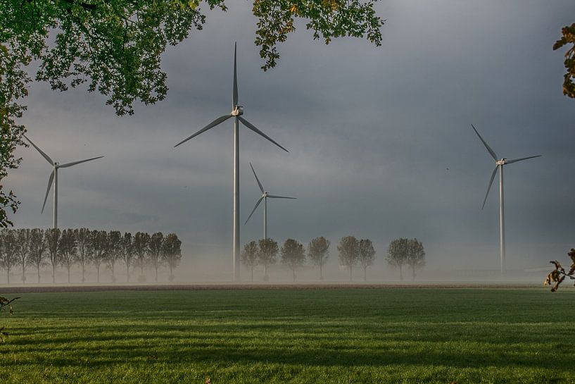 Éoliennes dans le brouillard par Karlo Bolder