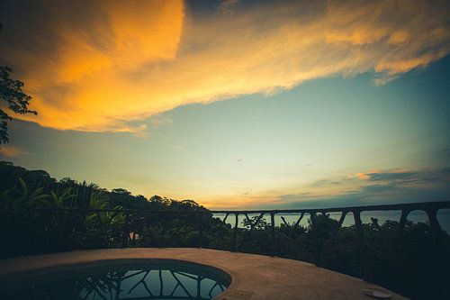 Piscine au coucher du soleil