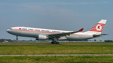 Opstijgende Airbus A330-200 van Turkish Airlines. van Jaap van den Berg