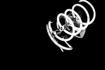 Lumière en spirale noire et blanche.