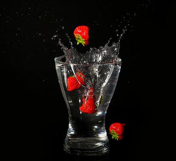 Splash -fotografie aardbeien van Cora Deutekom
