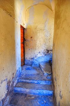 Blauwe trap met rode deur in Corte, Corsica.