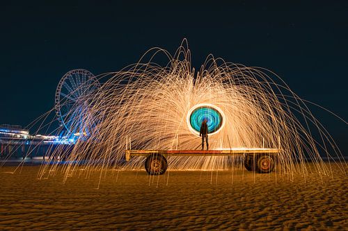 Staalwol spinnen voor de Pier van Schevenignen. van Jolanda Aalbers