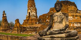 Buddha statue in Wat mahathat by Walter G. Allgöwer
