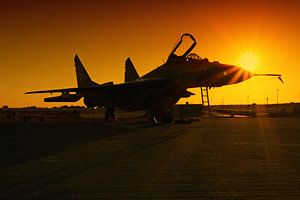 Kampjet im Sonnenuntergang