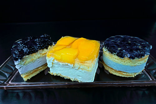 Fruittaartje met yoghurtroom, koekje en vers fruit