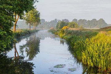 Een kalm riviertje stroomt door het landschap van Jan van der Wolf