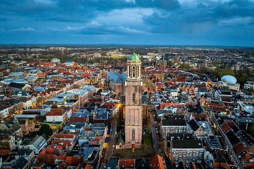 Zwolse Peperbus in de binnenstad tijdens zonsondergang