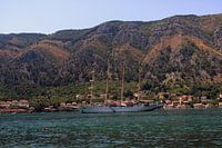Schip in de Baai van Kotor, Montenegro