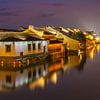 Historische waterstad Wuzhen in de avond van Chris Stenger