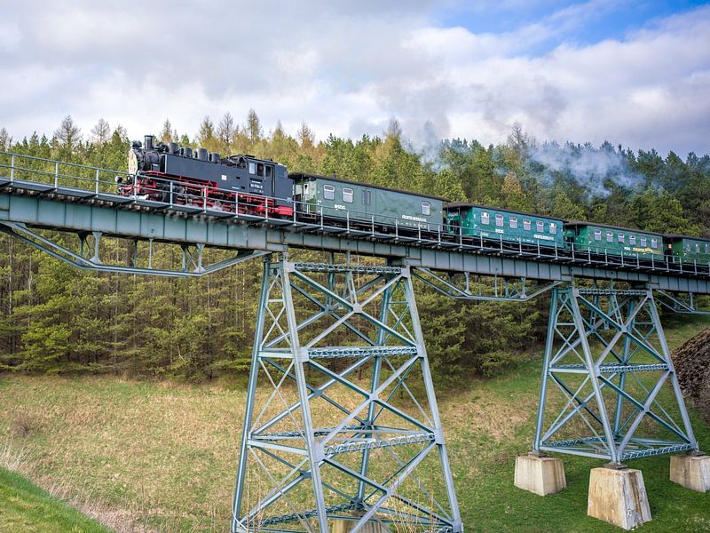 De Fichtelbergspoorweg op het Hüttenbachviaduct van t.ART