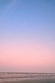 Maan voor een strandovergang op Usedom met uitzicht op de Oostzee van Martin Köbsch