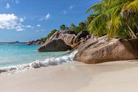 Zandstrand op het eiland Praslin van de Seychellen