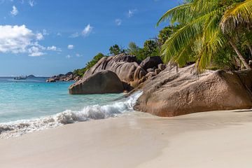 Zandstrand op het eiland Praslin van de Seychellen van Reiner Conrad