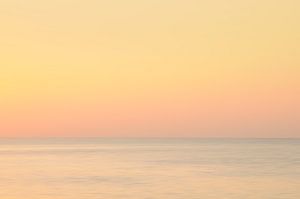 Gouden ochtend bij de zee van Rolf Schnepp