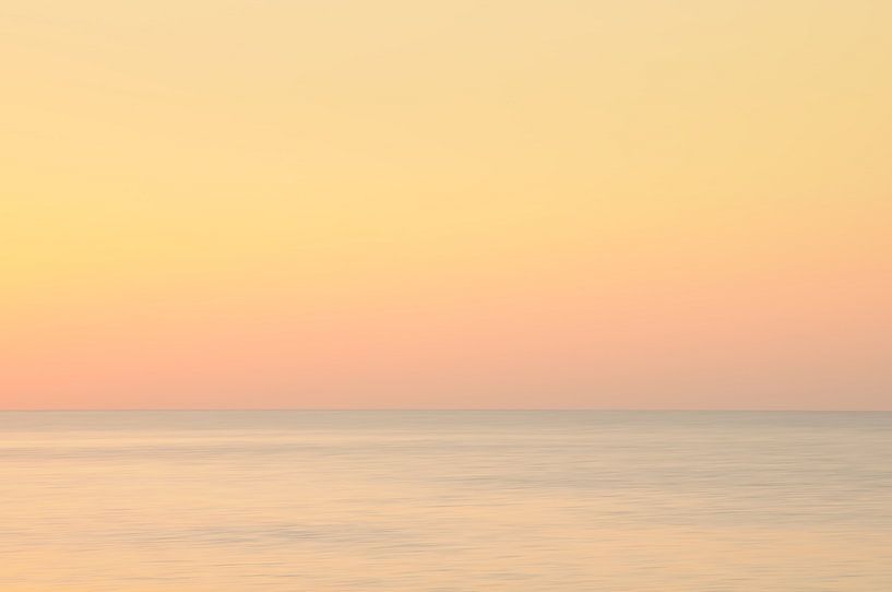 Gouden ochtend bij de zee van Rolf Schnepp