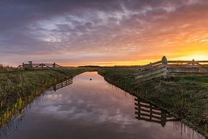 Farbenfroher Sonnenaufgang über dem Naturschutzgebiet Kruiszwin in Anna Paulowna
