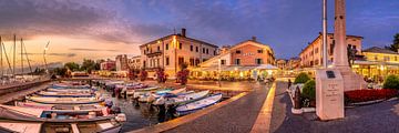 Hafen von Bardolino am Gardasee im Sonnenuntergang