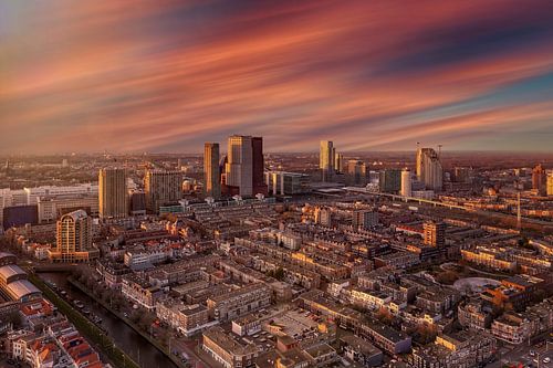 luchtfoto van de binnenstad van Den Haag met een prachtige wolkenlucht