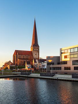 De stadshaven in de vroege ochtend in de Hanzestad Rostock van Rico Ködder