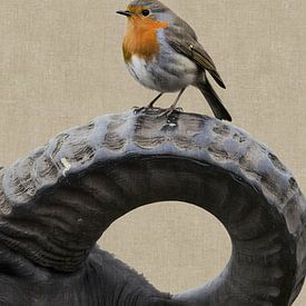 Rotkehlchen auf einem Horn aus einem Steinbuch – Surrealistischer Tierdruck mit industriellem Twist von Emiel de Lange