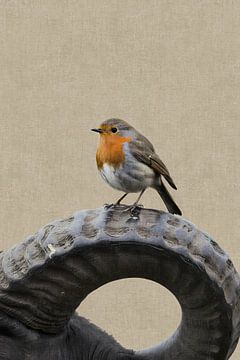 Roodborstje op hoorn van steenboek – Surrealistische Dierenprint met Industriële Twist