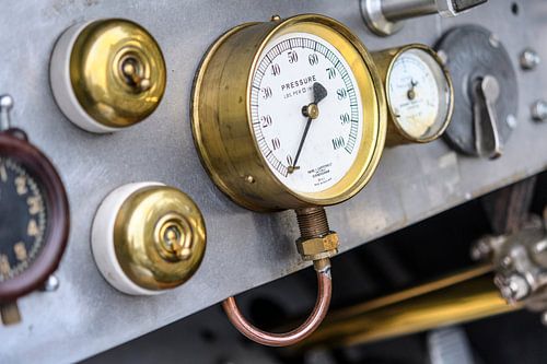 Detail op het dashboard van een Minerva Aster Speciale 1910 vintage klassieke auto