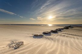 Stille am Meer – Holzpfähle im sanften Abendlicht bei Schoorl von Bram Lubbers