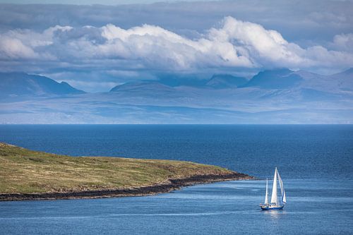 Zeilboot voor de kust van het schiereiland Trotternish, Skye