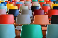 Kleurige stoelen Kunsthal Auditorium 1 van Wim Goedhart thumbnail